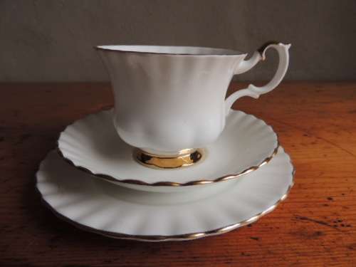 ROYAL ALBERT TRIO - "VAL D'OR"