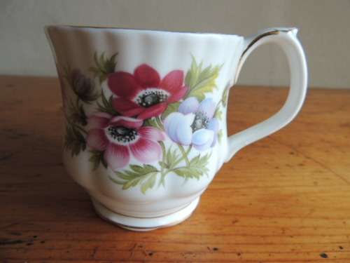 ROYAL ALBERT MUG - FLOWERS OF THE MONTH SERIES - MARCH ANEMONES