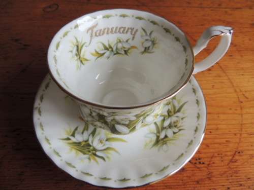 ROYAL ALBERT DUO - FLOWERS OF THE MONTH SERIES, JANUARY "SNOWDROPS"