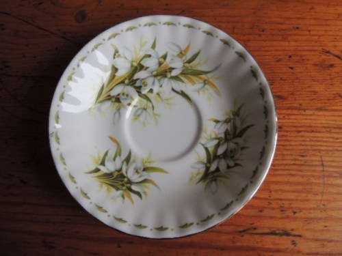 ROYAL ALBERT DUO - FLOWERS OF THE MONTH SERIES, JANUARY "SNOWDROPS"