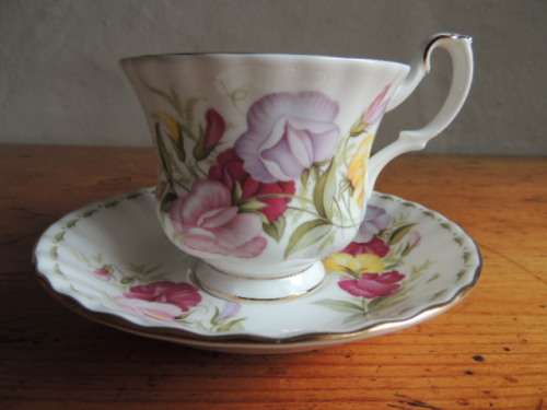 ROYAL ALBERT DUO - FLOWERS OF THE MONTH SERIES, APRIL "SWEET PEA"