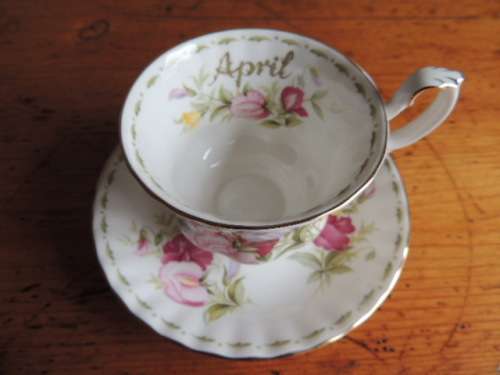 ROYAL ALBERT DUO - FLOWERS OF THE MONTH SERIES, APRIL "SWEET PEA"