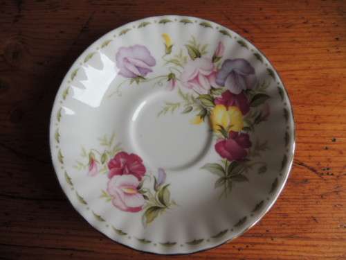 ROYAL ALBERT DUO - FLOWERS OF THE MONTH SERIES, APRIL "SWEET PEA"