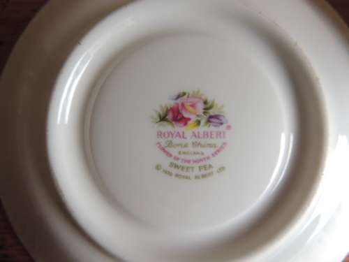 ROYAL ALBERT DUO - FLOWERS OF THE MONTH SERIES, APRIL "SWEET PEA"