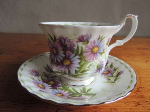 ROYAL ALBERT DUO - FLOWERS OF THE MONTH SERIES, SEPTEMBER "MICHAELMAS DAISY"