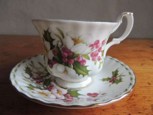 ROYAL ALBERT DUO - FLOWERS OF THE MONTH SERIES, DECEMBER "CHRISTMAS ROSE"