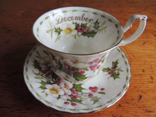 ROYAL ALBERT DUO - FLOWERS OF THE MONTH SERIES, DECEMBER "CHRISTMAS ROSE"