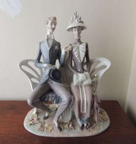 LLADRO COUPLE ON A BENCH  - "FALL LEAVES" (reserved for jwgaskell)