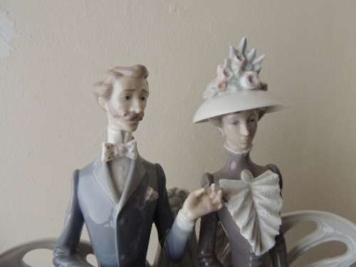 LLADRO COUPLE ON A BENCH  - "FALL LEAVES" (reserved for jwgaskell)