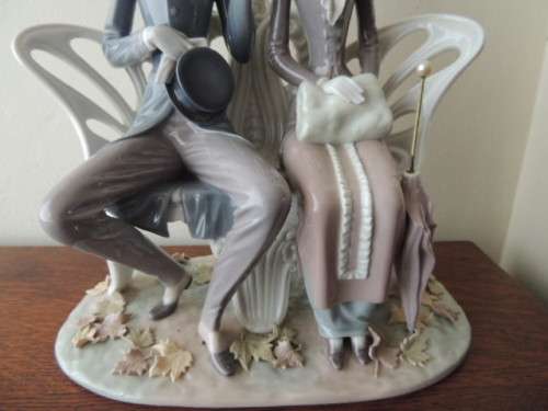 LLADRO COUPLE ON A BENCH  - "FALL LEAVES" (reserved for jwgaskell)