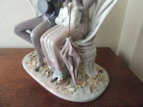 LLADRO COUPLE ON A BENCH  - "FALL LEAVES" (reserved for jwgaskell)