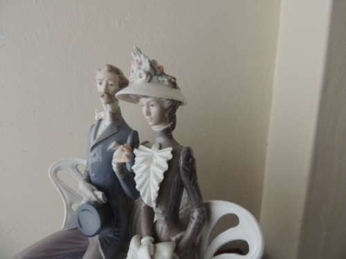 LLADRO COUPLE ON A BENCH  - "FALL LEAVES" (reserved for jwgaskell)