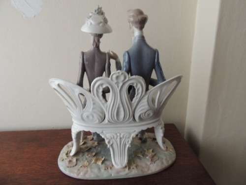 LLADRO COUPLE ON A BENCH  - "FALL LEAVES" (reserved for jwgaskell)