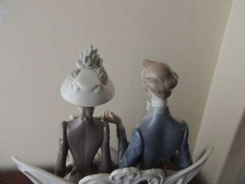 LLADRO COUPLE ON A BENCH  - "FALL LEAVES" (reserved for jwgaskell)