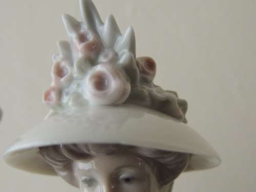 LLADRO COUPLE ON A BENCH  - "FALL LEAVES" (reserved for jwgaskell)