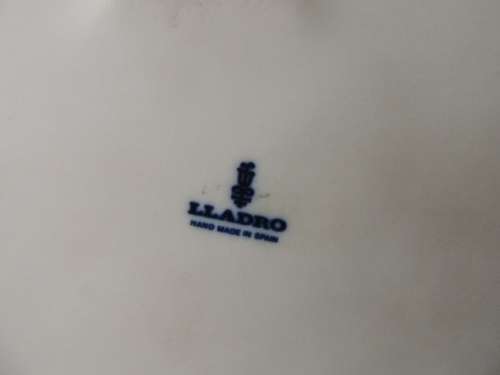 LLADRO COUPLE ON A BENCH  - "FALL LEAVES" (reserved for jwgaskell)