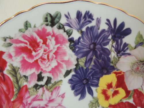 ROYAL ALBERT CABINET PLATE - "CHRISTMAS BOUQUET" - WITH CERTIFICATE OF PROVENANCE