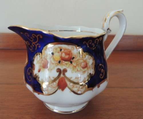 ROYAL ALBERT TEA SET 21 PIECES - "HEIRLOOM"