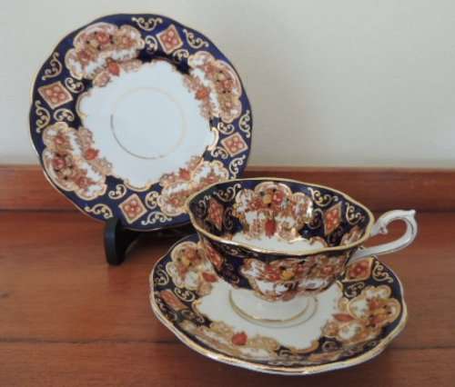ROYAL ALBERT TEA SET 21 PIECES - "HEIRLOOM"