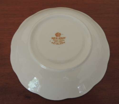 ROYAL ALBERT TEA SET 21 PIECES - "HEIRLOOM"