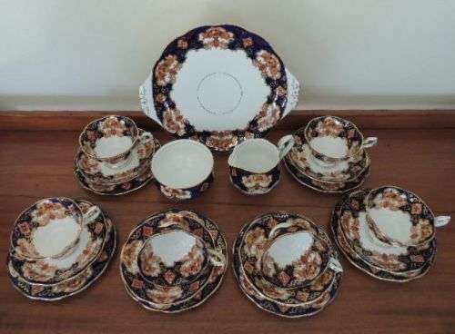 ROYAL ALBERT TEA SET 21 PIECES - "HEIRLOOM"