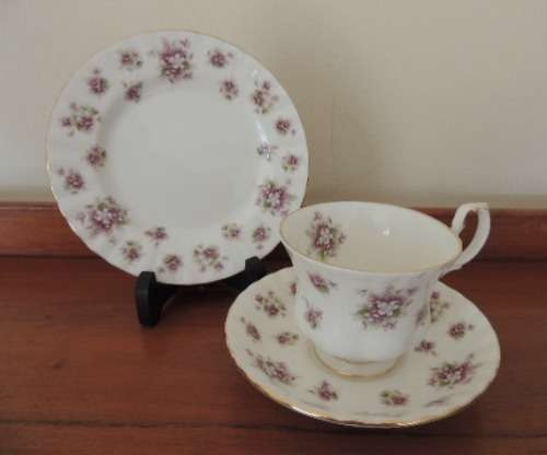 ROYAL ALBERT TRIO - "SWEET VIOLETS"