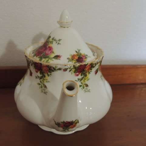 ROYAL ALBERT MEDIUM TEA POT - "OLD COUNTRY ROSES"