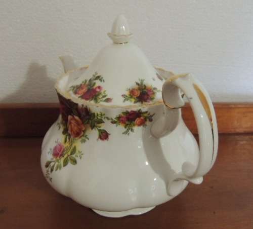 ROYAL ALBERT MEDIUM TEA POT - "OLD COUNTRY ROSES"