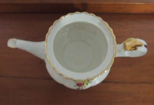 ROYAL ALBERT MEDIUM TEA POT - "OLD COUNTRY ROSES"