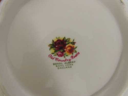 ROYAL ALBERT MEDIUM TEA POT - "OLD COUNTRY ROSES"