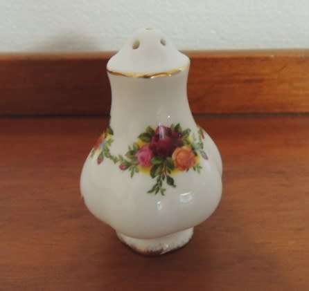 ROYAL ALBERT SALT SHAKER - "OLD COUNTRY ROSES"