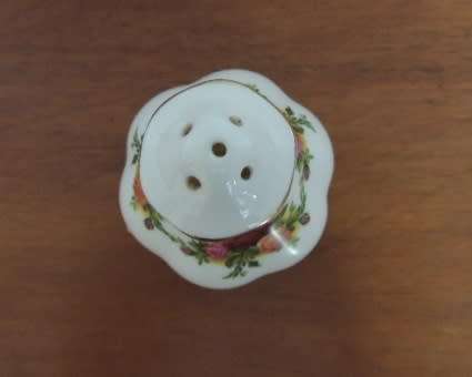 ROYAL ALBERT SALT SHAKER - "OLD COUNTRY ROSES"
