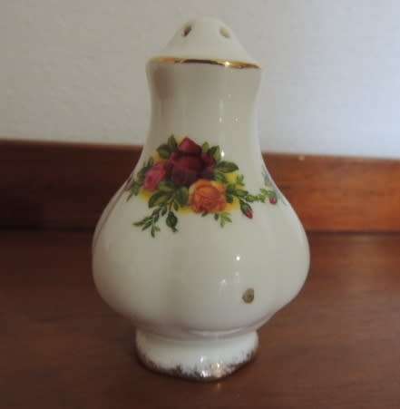 ROYAL ALBERT SALT SHAKER - "OLD COUNTRY ROSES"