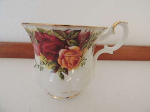 ROYAL ALBERT COFFEE DUO - "OLD COUNTRY ROSES"