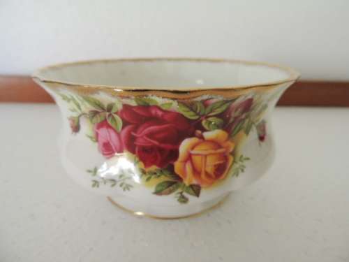 ROYAL ALBERT LARGE SUGAR BOWL - "OLD COUNTRY ROSES"