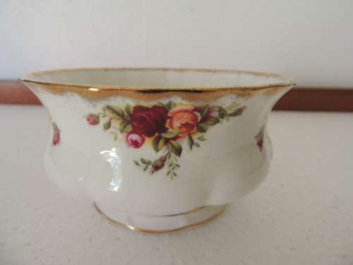 ROYAL ALBERT LARGE SUGAR BOWL - "OLD COUNTRY ROSES"