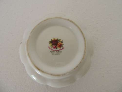 ROYAL ALBERT LARGE SUGAR BOWL - "OLD COUNTRY ROSES"