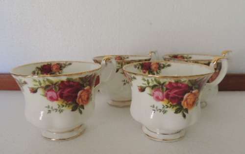 ROYAL ALBERT SET OF 4 TEA CUPS - "OLD COUNTRY ROSES"