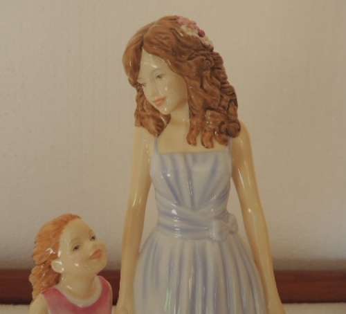 ROYAL DOULTON FIGURINE - MOTHER'S DAY FIGURE OF THE YEAR 2012 - "A TENDER LOVE"