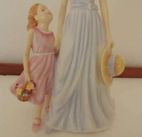 ROYAL DOULTON FIGURINE - MOTHER'S DAY FIGURE OF THE YEAR 2012 - "A TENDER LOVE"