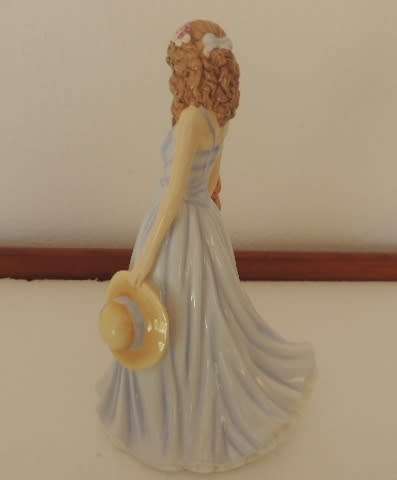 ROYAL DOULTON FIGURINE - MOTHER'S DAY FIGURE OF THE YEAR 2012 - "A TENDER LOVE"