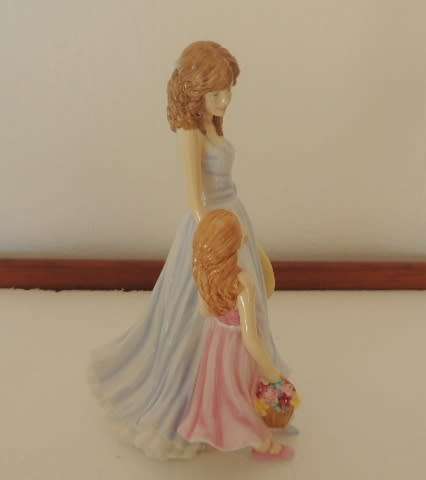 ROYAL DOULTON FIGURINE - MOTHER'S DAY FIGURE OF THE YEAR 2012 - "A TENDER LOVE"