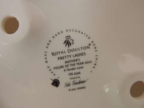 ROYAL DOULTON FIGURINE - MOTHER'S DAY FIGURE OF THE YEAR 2012 - "A TENDER LOVE"