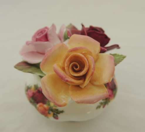 ROYAL ALBERT POSY - "OLD COUNTRY ROSES"
