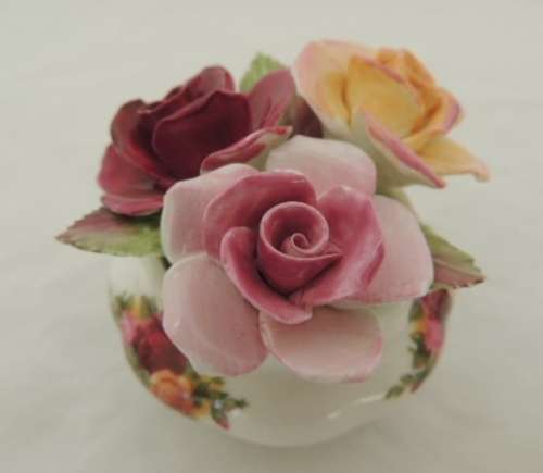 ROYAL ALBERT POSY - "OLD COUNTRY ROSES"