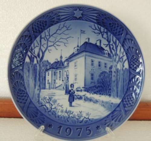 ROYAL COPENHAGEN COLLECTOR'S CHRISTMAS PLATE 1975 - "THE QUEEN'S CHRISTMAS RESIDENCE"