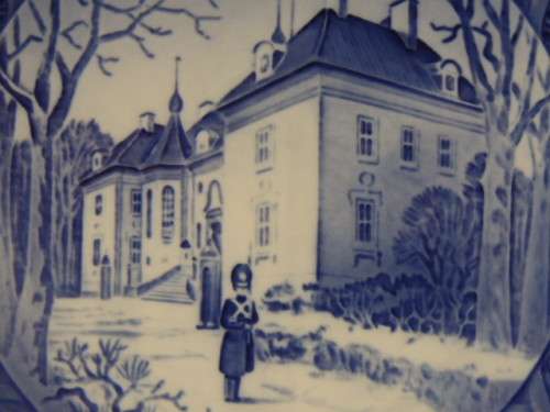 ROYAL COPENHAGEN COLLECTOR'S CHRISTMAS PLATE 1975 - "THE QUEEN'S CHRISTMAS RESIDENCE"