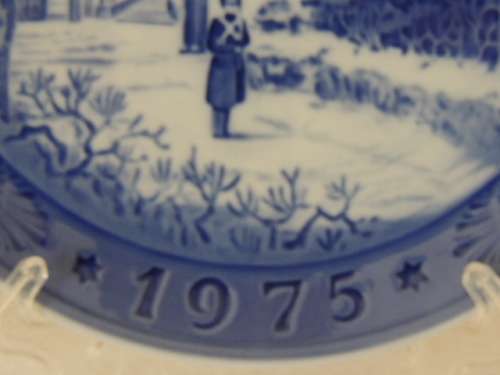 ROYAL COPENHAGEN COLLECTOR'S CHRISTMAS PLATE 1975 - "THE QUEEN'S CHRISTMAS RESIDENCE"