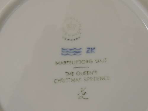 ROYAL COPENHAGEN COLLECTOR'S CHRISTMAS PLATE 1975 - "THE QUEEN'S CHRISTMAS RESIDENCE"