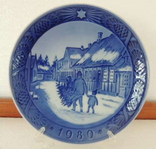 ROYAL COPENHAGEN COLLECTOR'S CHRISTMAS PLATE 1980 - "BRINGING HOME THE CHRISTMAS TREE"